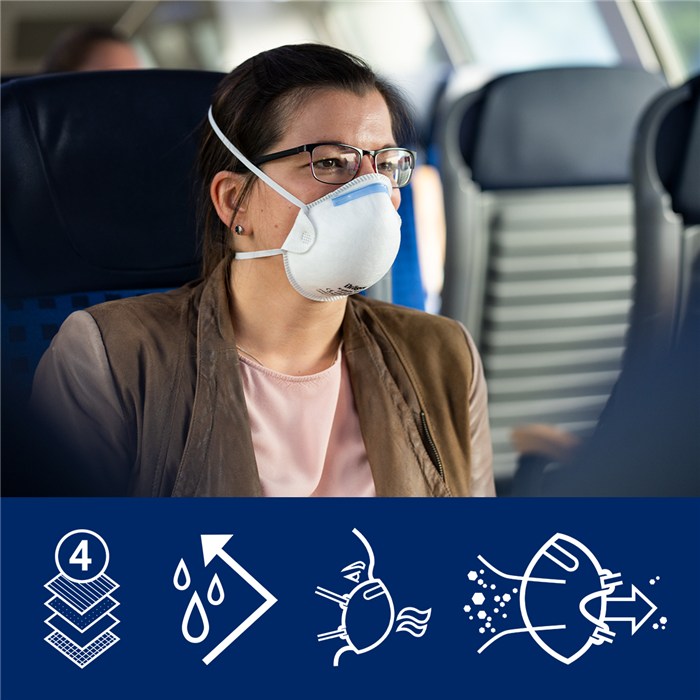 Atemschutzmaske im Gebrauch Frau trägt Dräger X-plore 1320 Atemschutzmaske im Zug. Symbole zeigen Produktmerkmale.