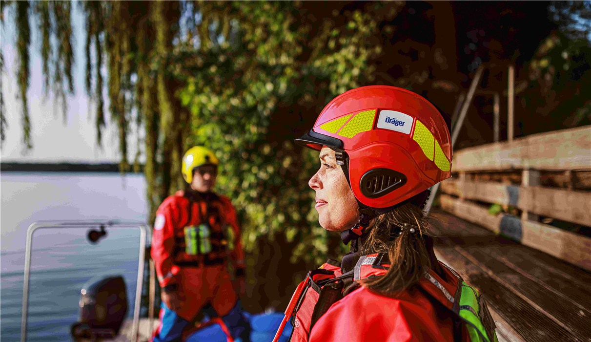 Roter AquaRescue Helm getragen von einer Frau