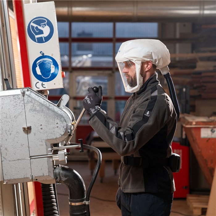 Person am Arbeiten mit einem Gebläseatemschutz