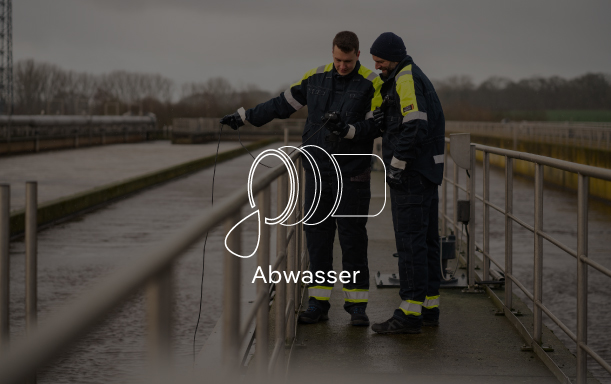 Produktüberwachung im Abwasserbereich Zwei Techniker bei der Abwasserüberwachung auf einer Anlage.