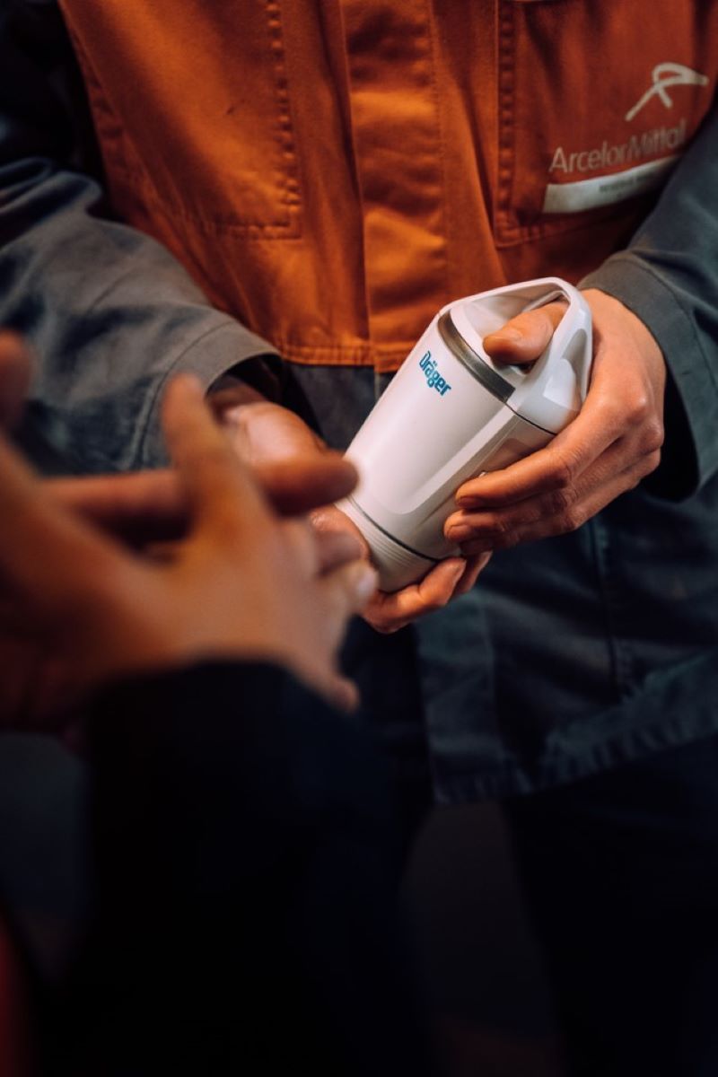 Zwei Personen halten ein Dräger-Produkt in der Hand.