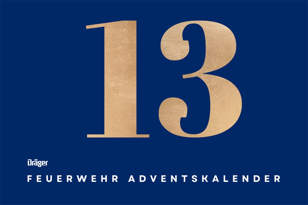Adventskalender Tür 13 von Dräger Blaue Karte mit goldener Zahl 13, Dräger Logo und Text "Feuerwehr Adventskalender".