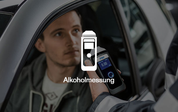 Alkoholmessgerät im Einsatz Ein Gerät zur Alkoholmessung wird nahe einem Autofenster eingesetzt.