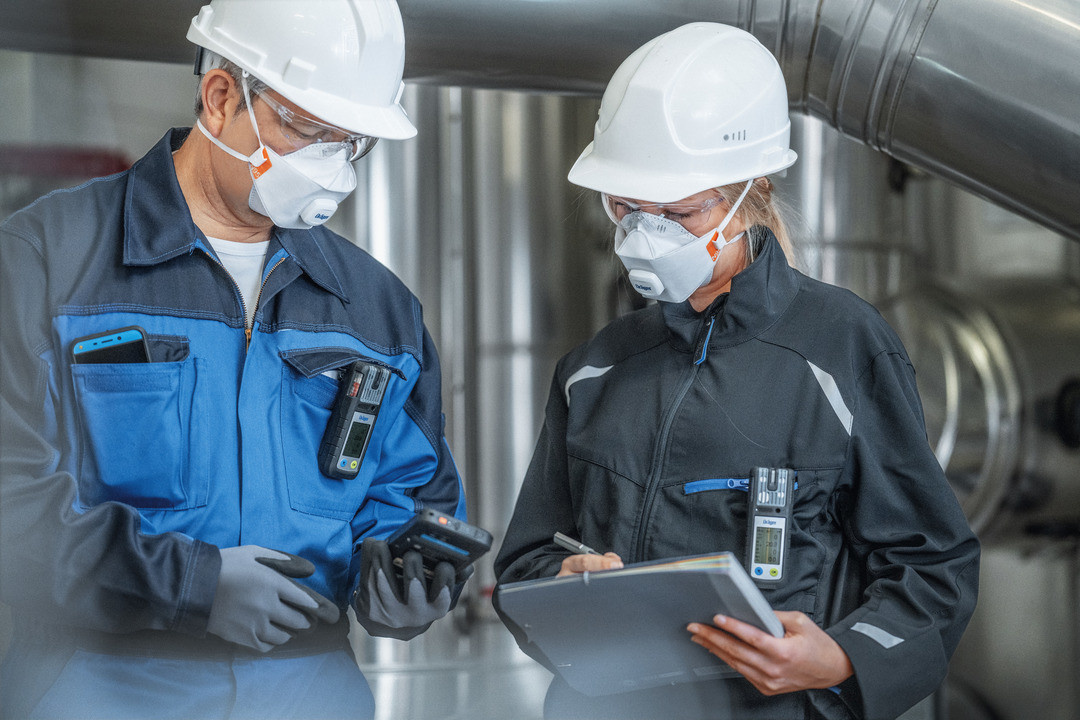 Mitarbeiter mit Staubmaske bei der Arbeit
