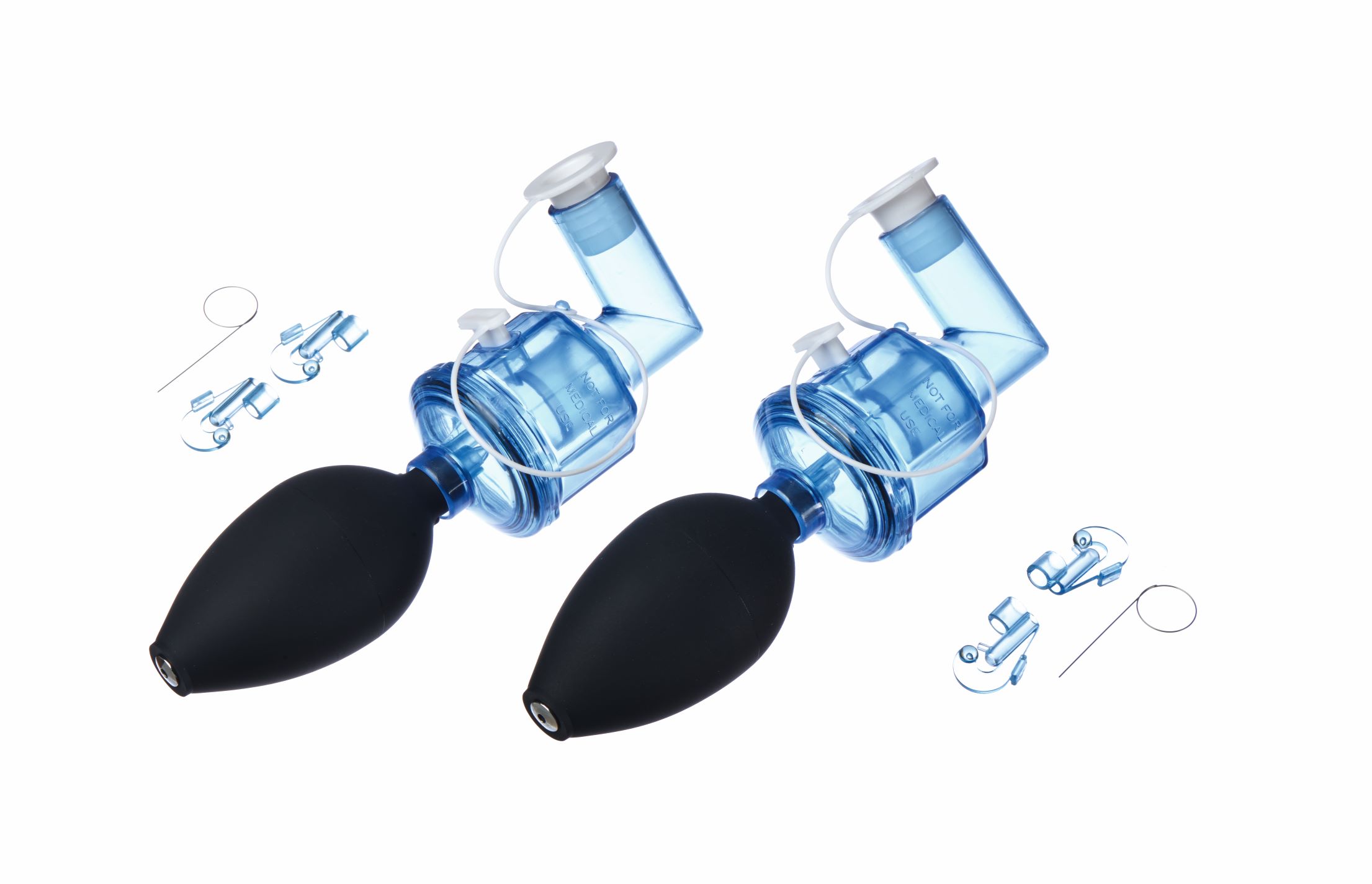 Zwei blaue Fit-Test Kits mit schwarzen Pumpen und Zubehör für Bitrex Tests.