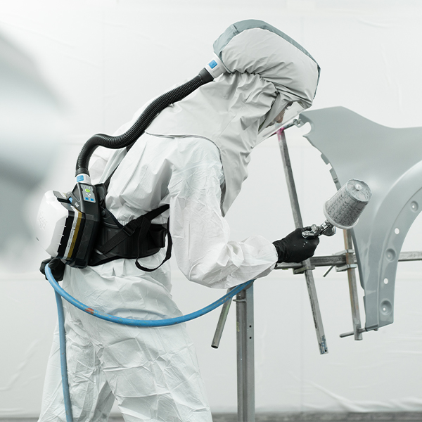Dräger X-plore 8000 Premiumhaube S-M Person beim Lackieren mit Schutzhaube und Atemgerät.