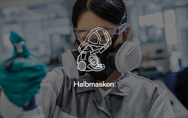 Sicherheits-Halbmasken im Einsatz Person mit Halbmaske und Schutzkleidung in Laborumgebung.
