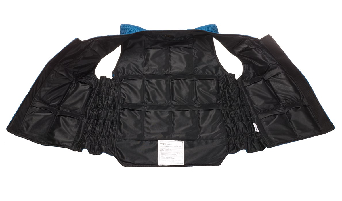 Geöffnete, schwarze Rettungsweste mit blauen Schulterdetails.