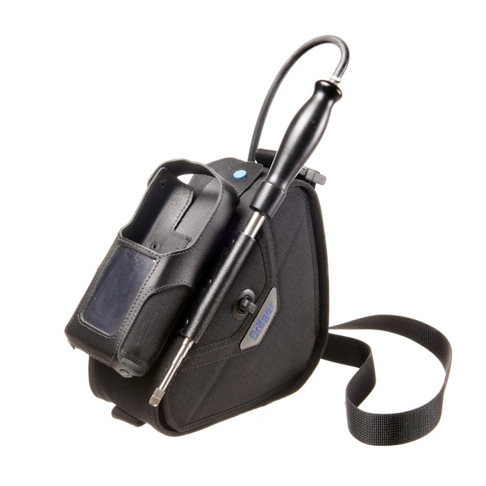 Tragbares Gasanalysegerät von Dräger Schwarzes Gasanalysegerät in einer Schultertasche, mit Sonde.