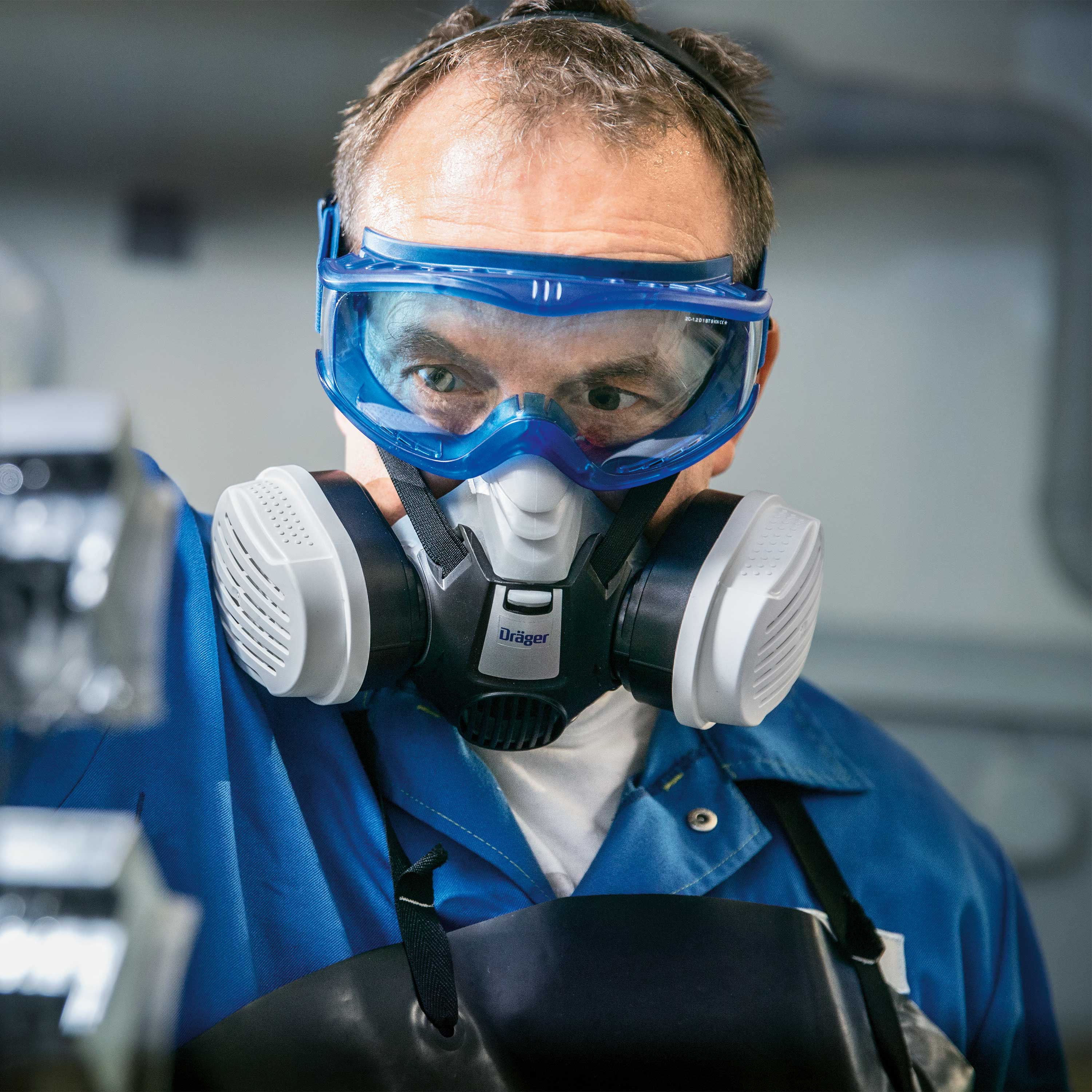 Arbeiter mit Dräger X-plore 3300 Halbmaske im Einsatz.