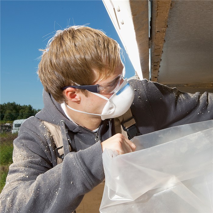 Dräger Staubschutzmaske X-plore 1320 Person mit Staubschutzmaske und Schutzbrille bei Bauarbeiten.