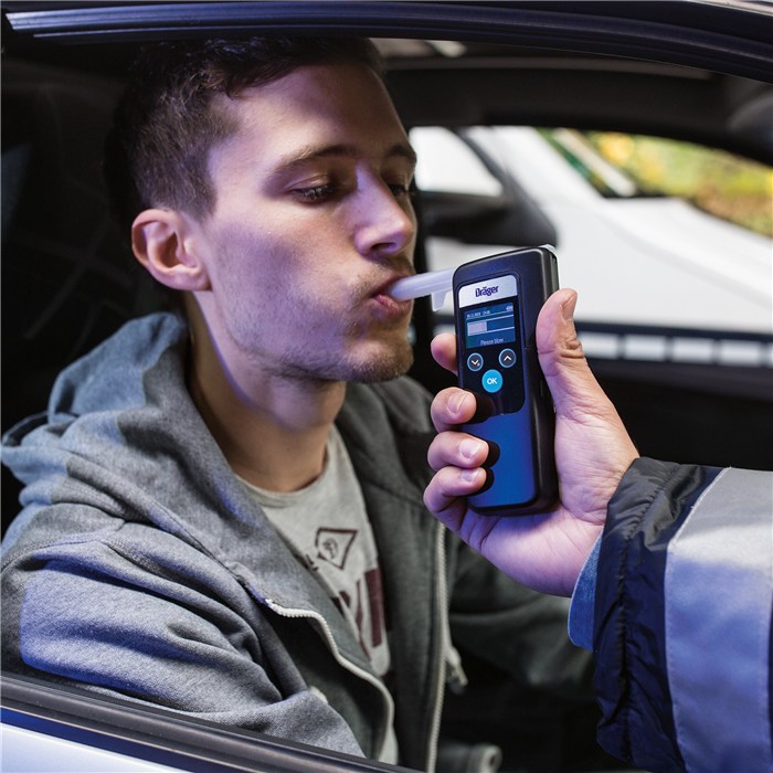 Dräger Alcotest 6000 im Einsatz Alkoholtestgerät Dräger Alcotest 6000 wird am Auto genutzt.
