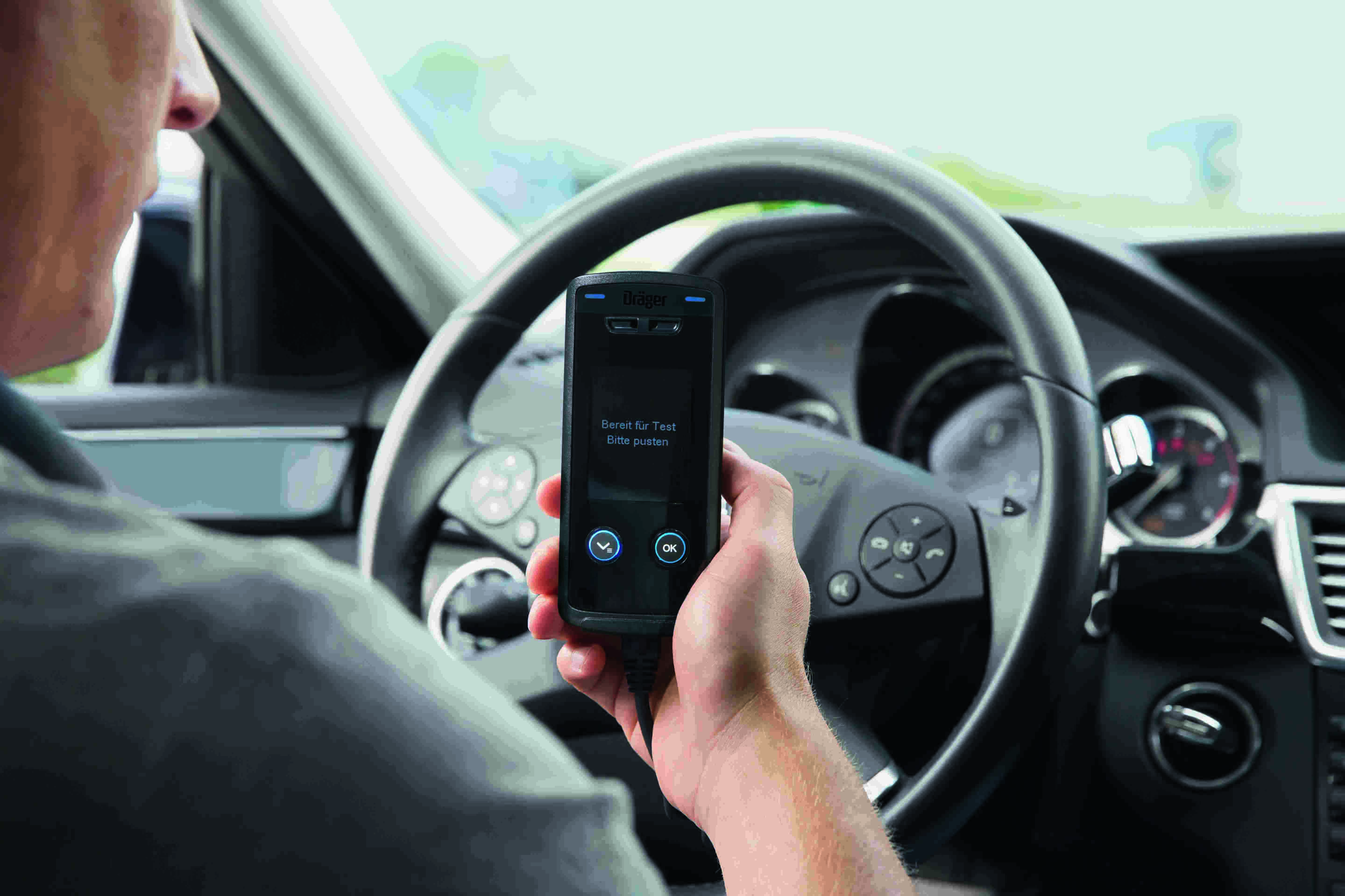 Interlock 7500 in der Hand des Nutzers - Display zeigt an: