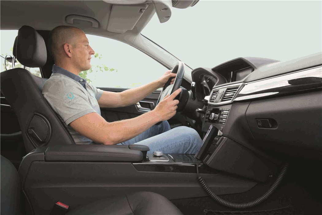 Fahrer ist startbereit nach bestandener Alkoholkontrolle mit Interlock-System. Fahrer sitzt am Steuer, bereit zum Losfahren nach bestandener Alkoholkontrolle mit Interlock-Gerät.