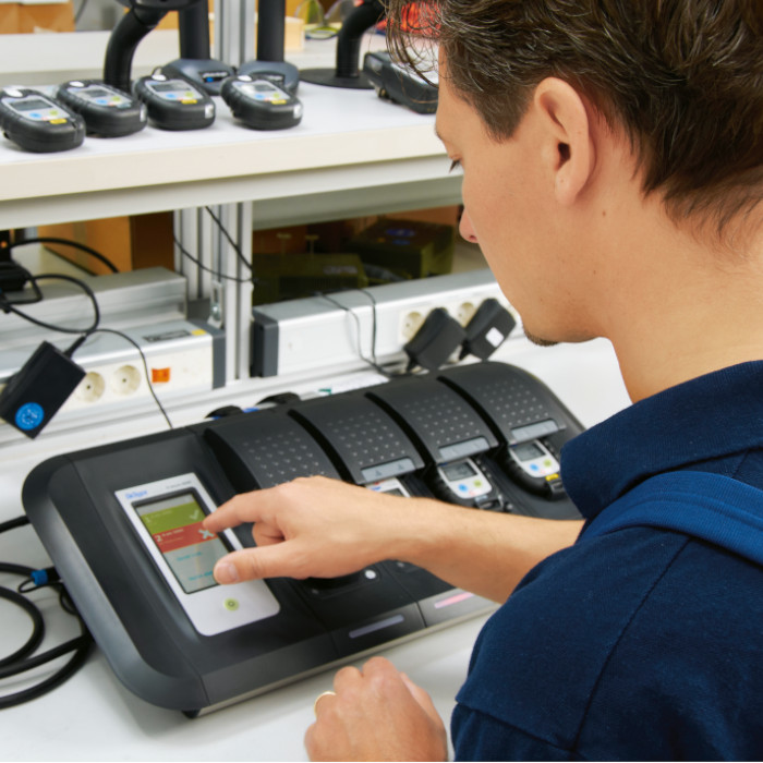 Person, die die Dräger X-dock 5300 Teststation bedient