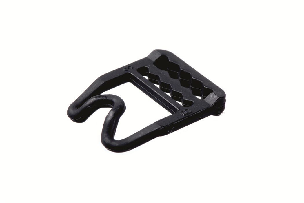 Schwarzer Metallclip mit Haken und rautenförmigen Ausschnitten.