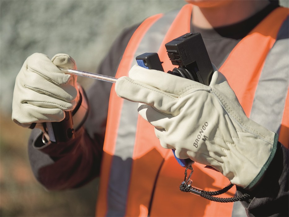 Dräger Sicherheitstestkit in Gebrauch Handschuhtragende Person mit Schutzkleidung benutzt ein Testkit.