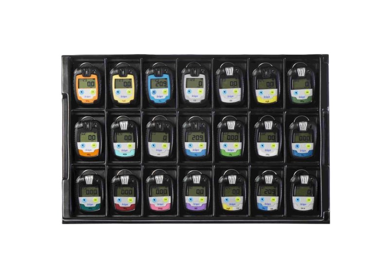 Display zeigt 20 Dräger Pac Geräte in gemischten Farben in einem Lagerregal, aus Vorderansicht.